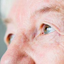 Entre os idosos diagnosticados com depressão, a pesquisa identificou fatores de risco como gênero, escolaridade e estilo de vida