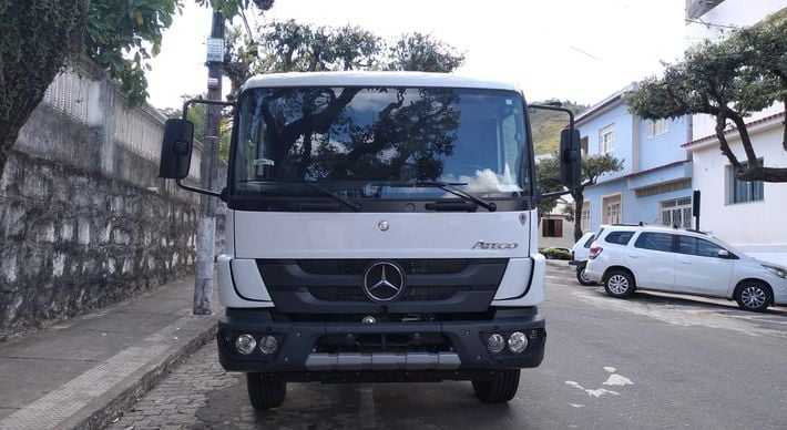 O veículo novo e sem carroceria foi roubado em Minas Gerais e seguia pela BR 482, no Caparaó, escoltado por um carro de passeio — que fugiu da abordagem e foi perseguido pela polícia. Três suspeitos foram detidos