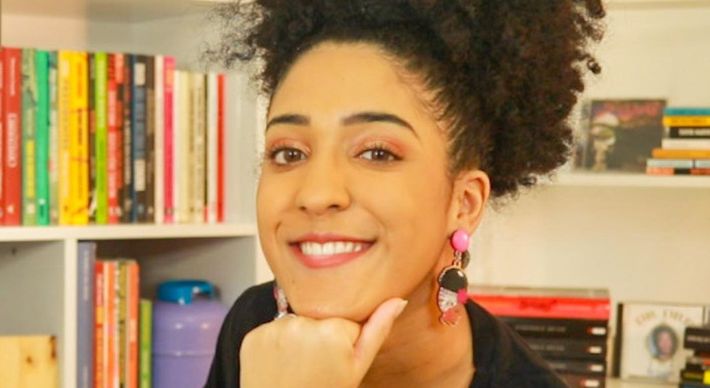 Uma voz negra e feminina quebrando estereótipos, Nath Finanças fala sobre o mundo financeiro de forma leve e divertida, voltada para pessoas de baixa renda; ela integra a lista '30 Under 30' da Forbes no Brasil