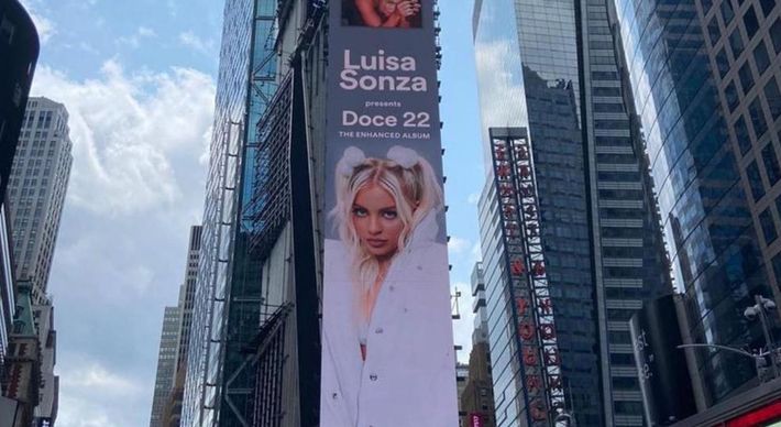 Cantora, que admitiu que gastou mais de R$ 1 milhão com seu projeto 'Doce 22', mesmo nome do novo álbum, usou look total branco de ateliê do Espírito Santo para estampar campanha em Nova York