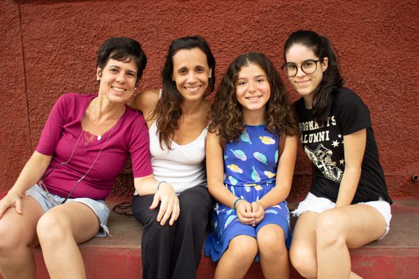 As diretoras Lorena D'Ávila e Simony Siqueira Leite, ao lado das atrizes do filme: emoção do primeiro projeto audiovisual