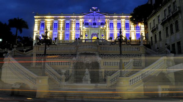 Data: 19/11/2013 - ES - Vitória - Palácio Anchieta iluminado de azul de acordo com o Novembro Azul, campanha para prevenção da saúde do homem - Editoria: Cidades -  Foto: Vitor Jubini - GZ