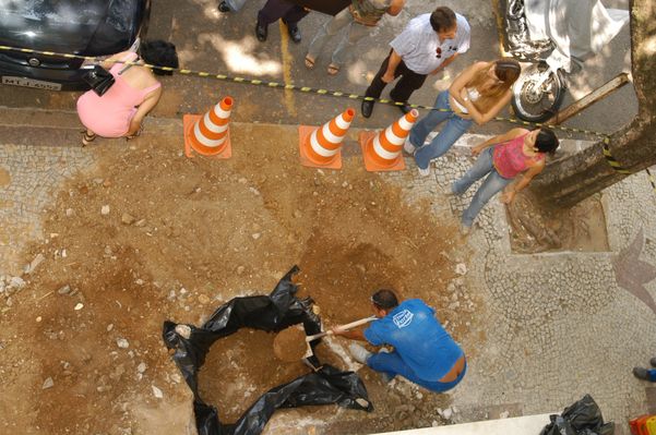 Data: 28/09/2004 - ES - Vitória - Curiosos olhando resto de ossada humana encontrada durante escavação na calçada do Palácio Anchieta, na Cidade Alta, em Vitória. Editoria: Cidades - Foto: Ricardo Medeiros - Jornal A Gazeta