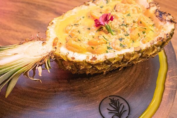 Entre os pratos mais pedidos, o sócio e chef do espaço, Caio Lamas, destaca o camarão no abacaxi. 