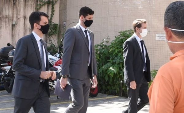 Juiz Carlos Alexandre Gutmann (de máscara branca) chega para prestar depoimento ao Gaeco em investigação sobre venda de sentença