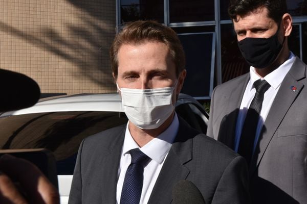 O juiz Carlos Alexandre Gutmann deixa o Ministério Público na Prainha em Vila Velha após prestar depoimento.