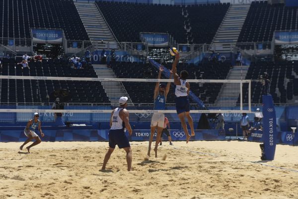 O capixaba Alison, ao lado de Álvaro, venceu a dupla Argentina no vôlei de praia por Vitor Jubini
