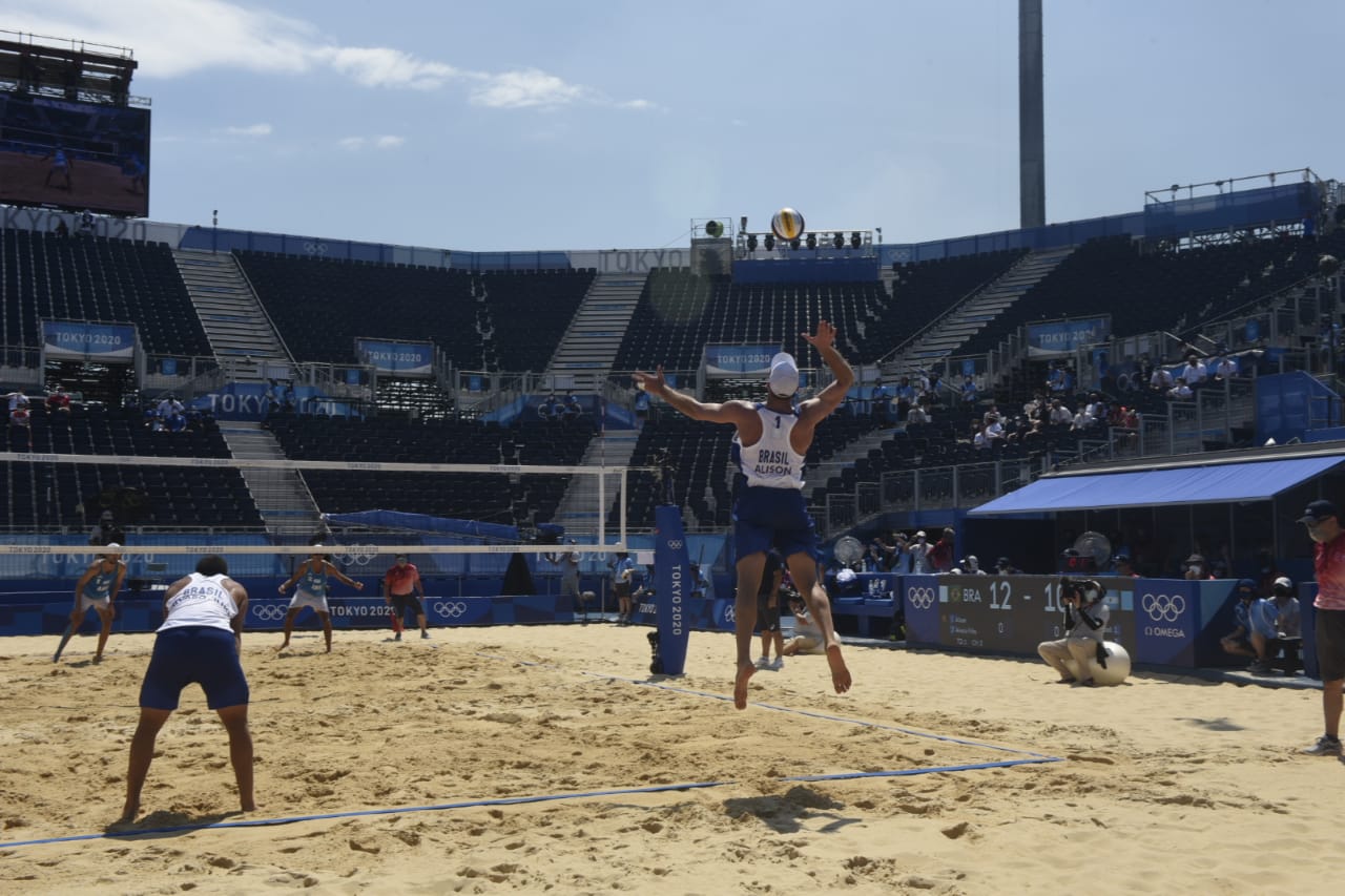 O capixaba Alison, ao lado de Álvaro, venceu a dupla Argentina no vôlei de praia