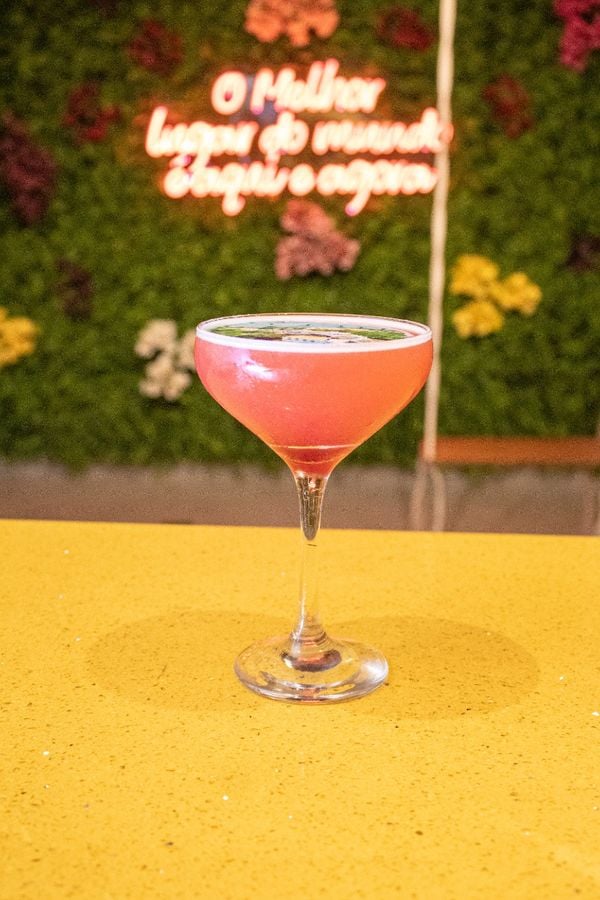 Quando o assunto é drinques, os que têm feito sucesso são os que homenageiam Vitória e Vila Velha com imagens de papel arroz das cidades cobrindo a bebida.