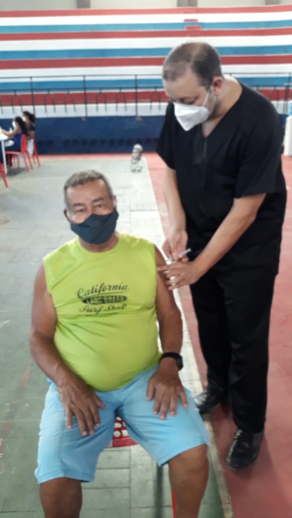 João Victor vacina o seu pai, Waldecy Jerônimo, de 70 anos.  por Arquivo Pessoal 