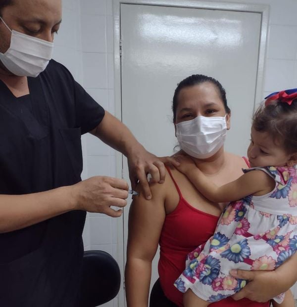 João Victor vacina a sua esposa Elaine Cristina da Silva, de 39 anos.  por Arquivo Pessoal 