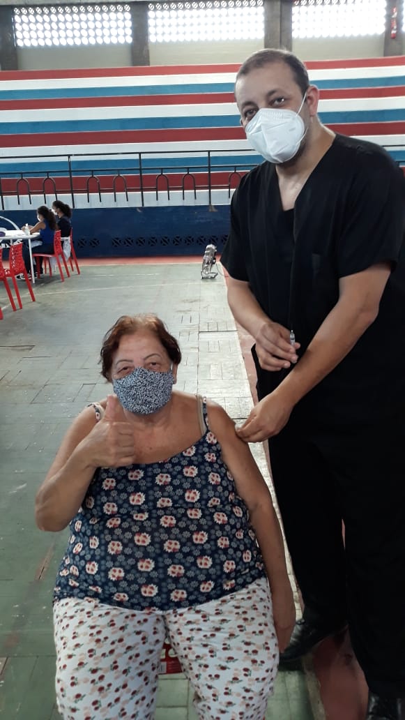 João Victor vacina a sua mãe Maria da Penha das Neves, 66 anos.  por Arquivo Pessoal 