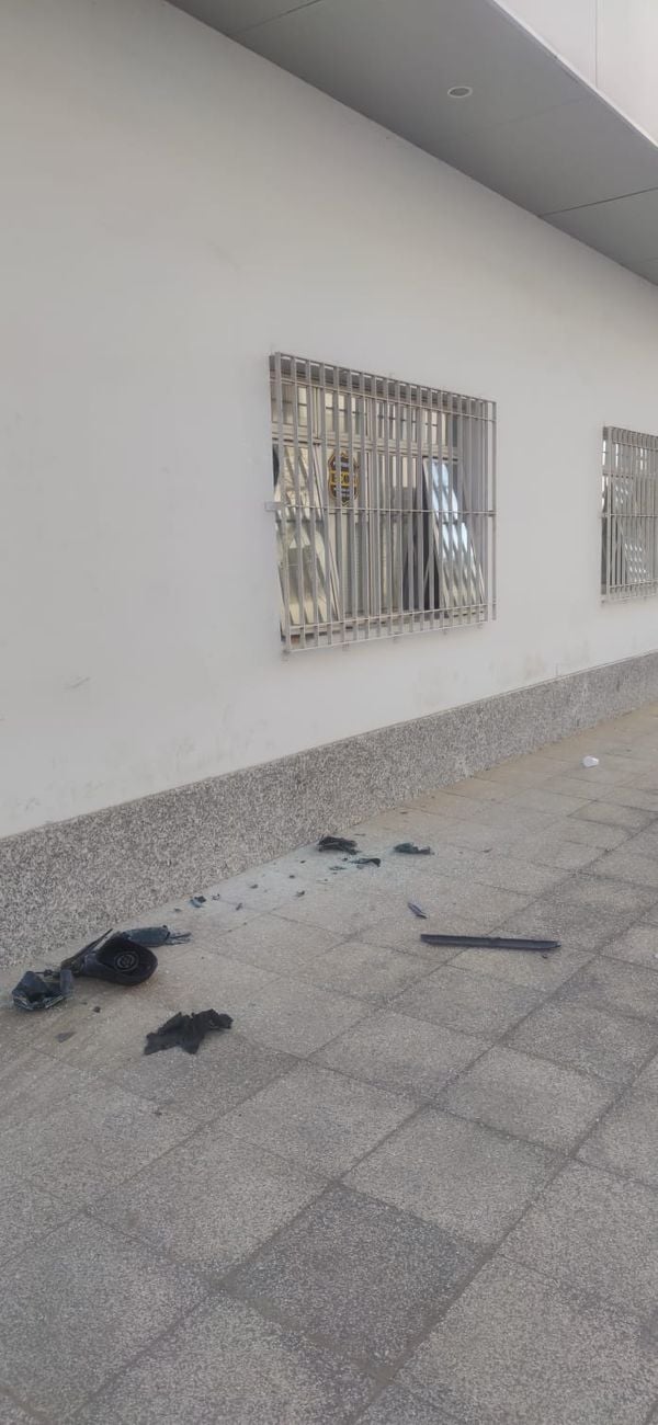 Peças do carro ficaram espalhadas pela calçada por Leitor/ A Gazeta 