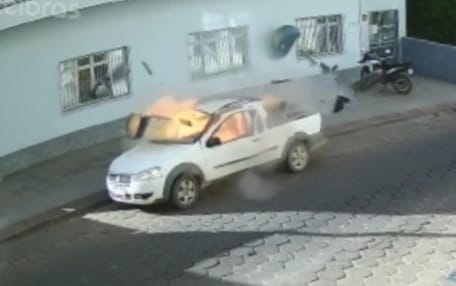 Veículo explode com motorista dentro em Nova Venécia por Leitor/ A Gazeta 