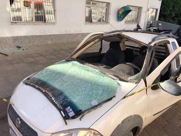 O para-brisa ficou destruído por Leitor/ A Gazeta 
