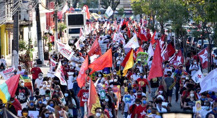 A concentração começou na praça de Jucutuquara, neste sábado (24), e seguiu por ruas da Capital. Veja vídeos e fotos