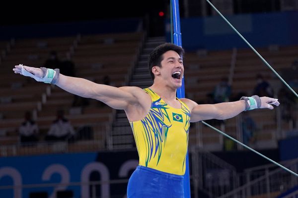 Arthur Mariano, do Brasil, vibra após sua apresentação na barra horizontal durante a qualificação de ginástica artística masculina nos Jogos Olímpicos de Tóquio 2020, em Tóquio, no Japão, neste sábado, 24 de julho de 2021.