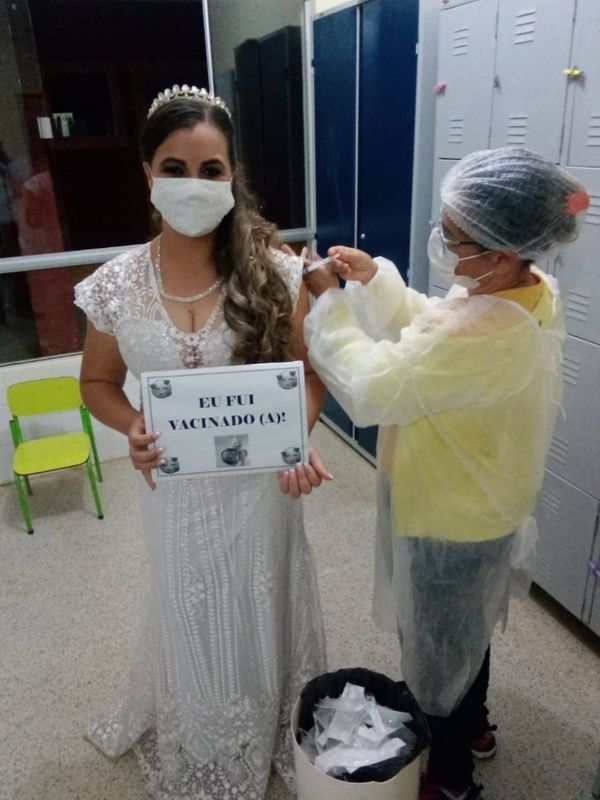 Casal sai de casamento e vai se vacinar contra a Covid no ES por Arquivo pessoal