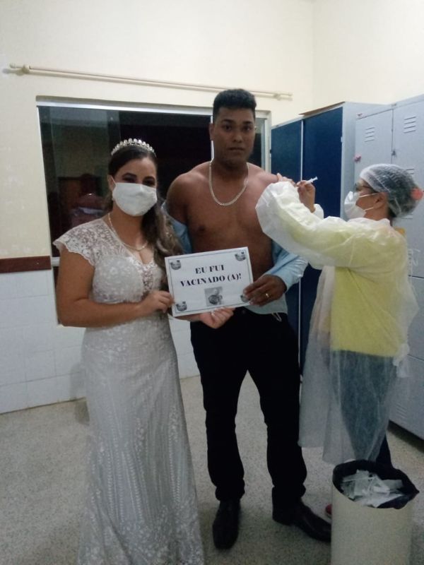 Casal sai de casamento e vai se vacinar contra a Covid no ES por Arquivo pessoal