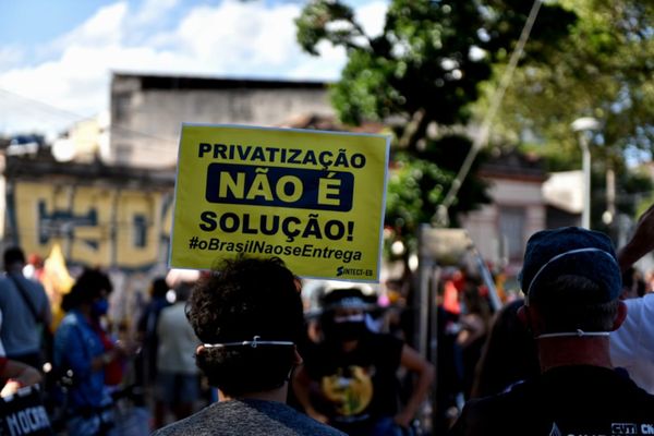 Concentração do ato nacional contra o governo Jair Bolsonaro na pracinha de Jucutuquara, em  Vitória.  por Rodrigo Gavini