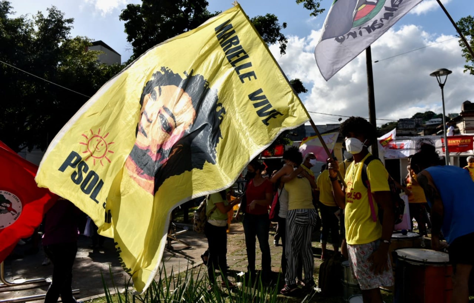Concentração do ato nacional contra o governo Jair Bolsonaro na pracinha de Jucutuquara, em  Vitória. 