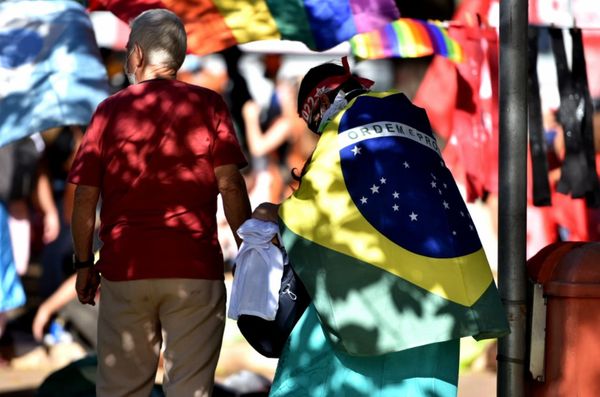 Concentração do ato nacional contra o governo Jair Bolsonaro na pracinha de Jucutuquara, em  Vitória.  por Rodrigo Gavini