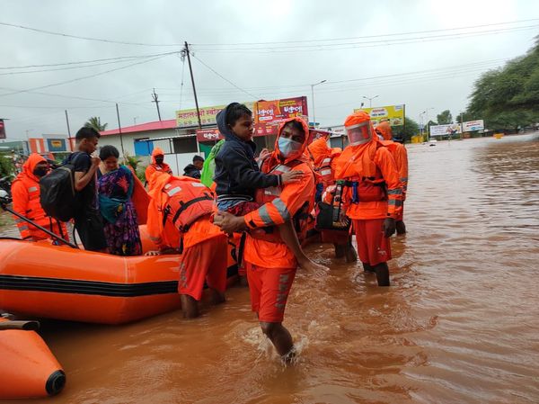 Equipes de resgate seguem trabalhando neste sábado (24) para atender vítimas das enchentes e dos deslizamentos