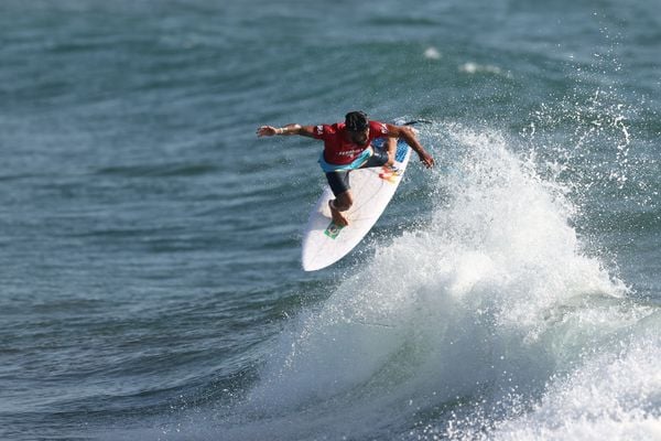Ítalo Ferreira vence primeira bateria do surfe da história das Olimpíadas
