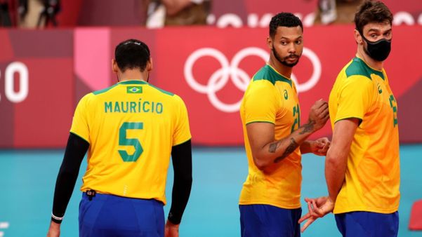 Lucão do vôlei usa máscara durante as Olimpíadas 