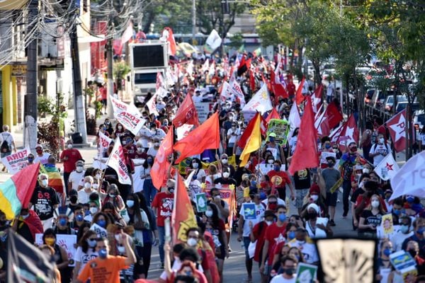 Protesto contra o presidente Jair Bolsonaro na Avenida Vitória, em Vitória