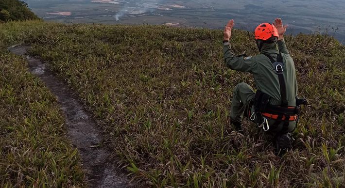 Os quatro aventureiros ficaram presos próximo a uma encosta quando faziam uma trilha na montanha