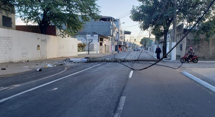 O acidente ocorreu na madrugada deste domingo (25) e não houve vítimas; pista foi bloqueada nas imediações do Shopping Vila Velha