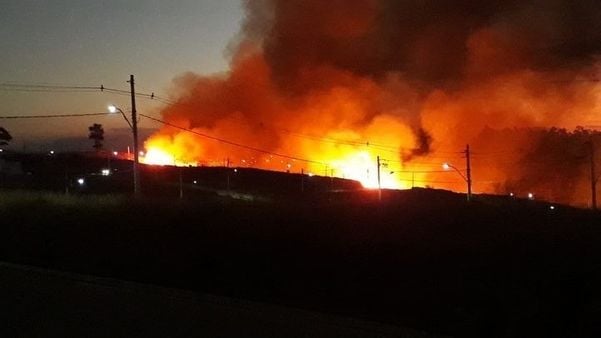 A fumaça gerada pelo fogo no bairro Fioravante Marino foi vista de outras partes da cidade. Os Bombeiros foram acionados