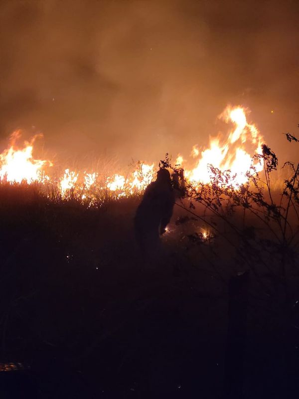 O fogo em vegetação no bairro Niterói gerou muita fumaça que atrapalhou a visibilidade de pedestres e motoristas. Bombeiros levaram 90 minutos para conter as chamas