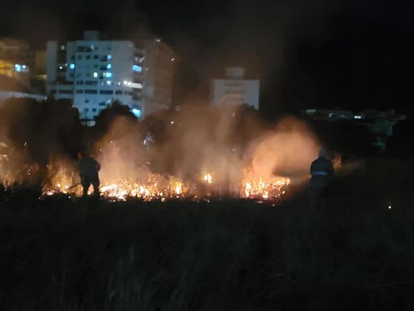 O fogo em vegetação no bairro Niterói gerou muita fumaça que atrapalhou a visibilidade de pedestres e motoristas. Bombeiros levaram 90 minutos para conter as chamas