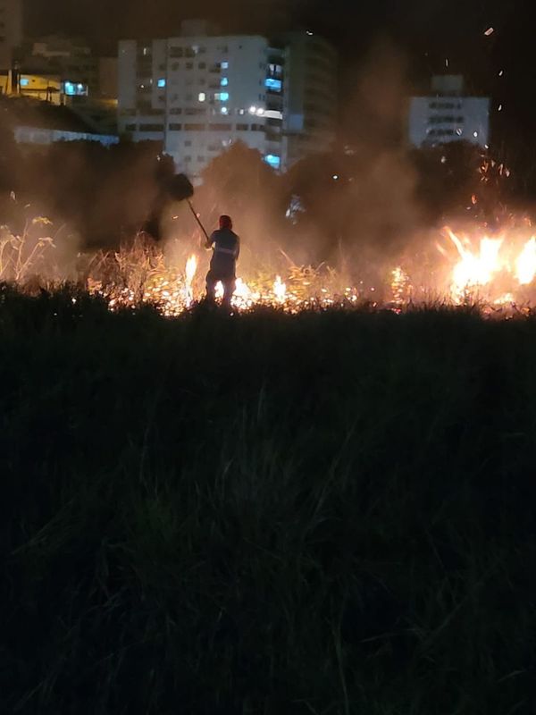 O fogo em vegetação no bairro Niterói gerou muita fumaça que atrapalhou a visibilidade de pedestres e motoristas. Bombeiros levaram 90 minutos para conter as chamas
