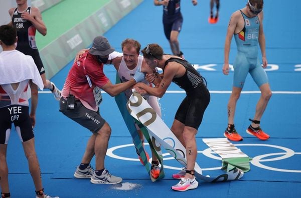 O norueguês Kristian Blummenfelt deu a vida para ganhar a medalha de ouro no Triatlo, há pouco, e acabou passando mal logo após a chegada. O atleta vomitou e depois teve que ser retirado em cadeira de rodas
