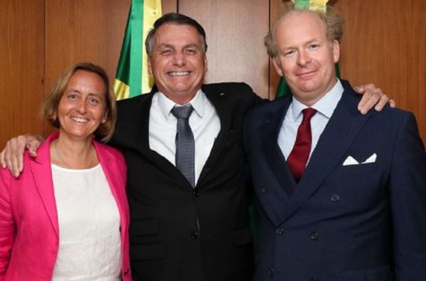 Jair Bolsonaro ao lado da deputada Beatrix von Storch, da Alemanha