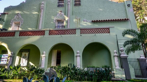 Uma biblioteca é o teatro de uma alquimia complexa em que, sob o efeito da leitura, da escrita e de sua interação, se liberam as forças, os movimentos do pensamento