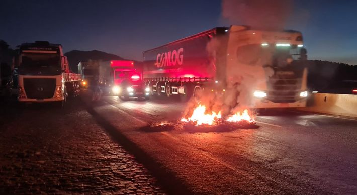 Os caminhoneiros reivindicam redução no valor do litro do diesel, principal ponto de destaque na manifestação. Eles também querem redução no preço do pedágio e um plano de aposentadoria para os carreteiros