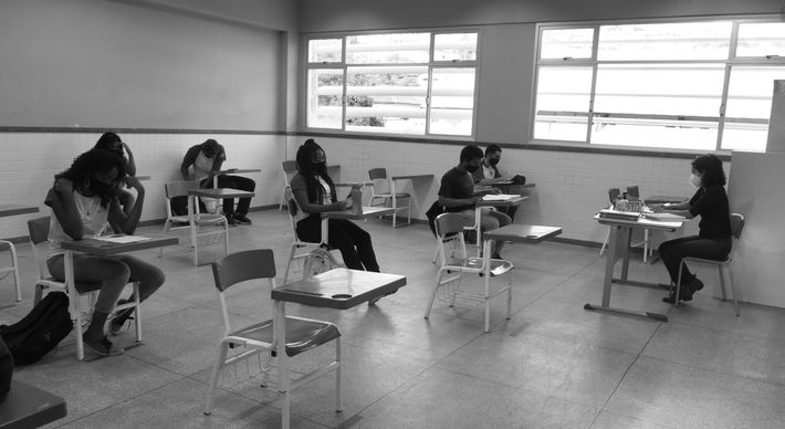 O retorno às salas de aula é uma decisão dos gestores públicos tomada com responsabilidade, em um momento de queda de transmissão e de vacinação ampla entre os profissionais da educação