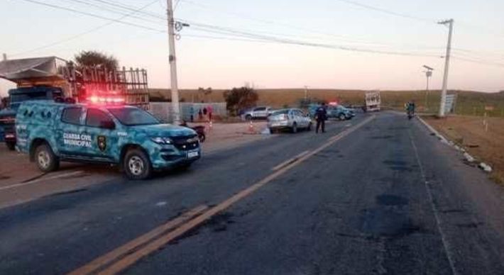Davi Marvila, de 34 anos, dirigia um Chevrolet Corsa Sedan e bateu na lateral de um caminhão carregado de cana-de-açúcar por volta das 6h, na altura de Marobá