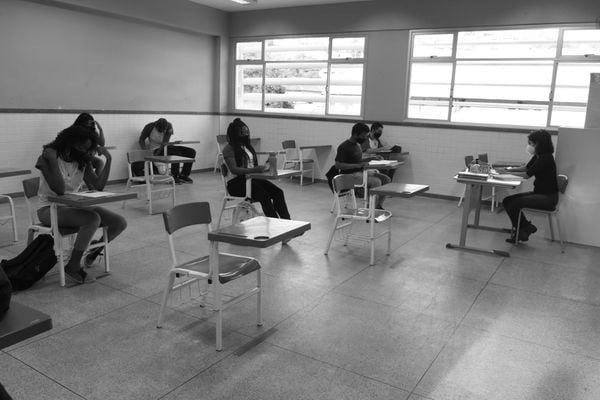 Alunos da Escola Major Alfredo Rabaioli, no bairro Mário Cypreste, com distanciamento entre eles na sala de aula.