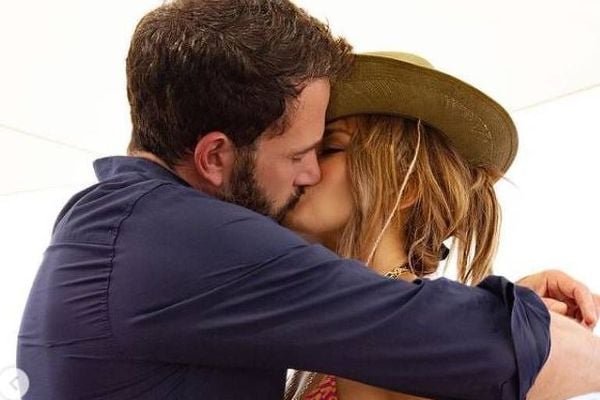 Jennifer Lopez posta foto beijando Ben Affleck