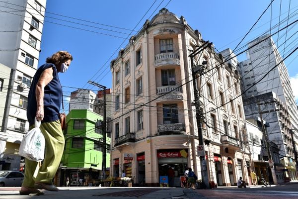 Prefeitura ordena retirada de faixas 'Fora, Bolsonaro' de fachada do antigo hotel Imperial, localizado na rua Sete de Setembro, Centro de Vitória.