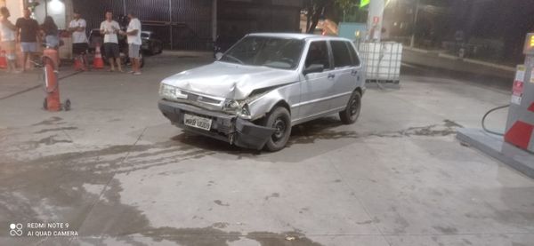 Motorista invade posto, bate em bomba e atropela frentista em Colatina