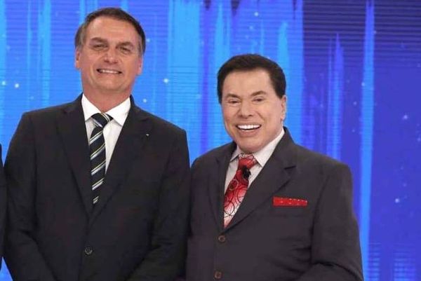 Silvio Santos posa com Bolsonaro em gravação de programa no SBT