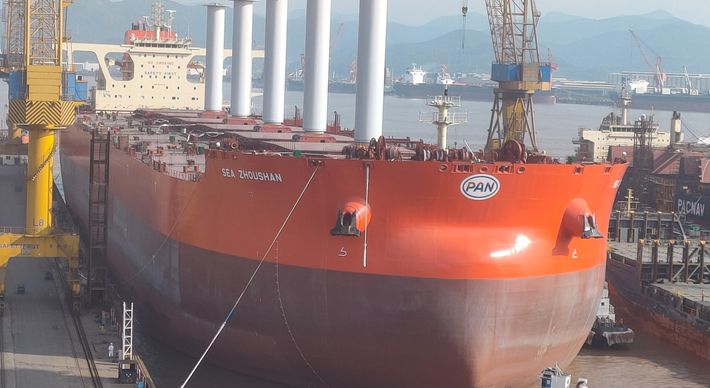 Gigante do mar que integrará frota a serviço da Vale tem capacidade de 325 mil toneladas e permite de redução de emissão de CO2. Caso o projeto-piloto mostre-se eficiente, pelo menos 40% das embarcações da mineradora poderão usar a tecnologia