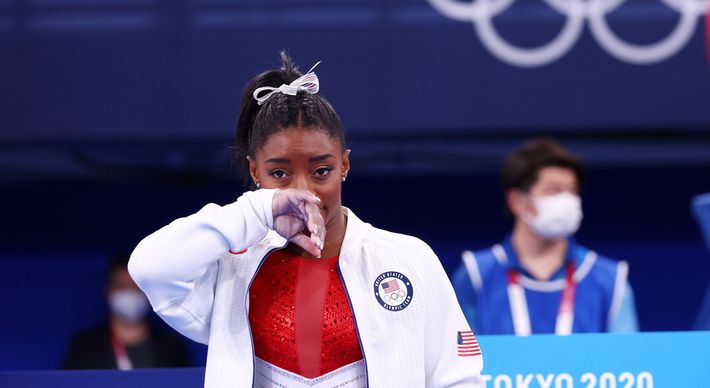 Atleta americana desistiu de competir a final individual da modalidade na qual defenderia o título. Profissionais de saúde explicam a importância de cuidar da saúde mental e de procurar ajuda quando necessário