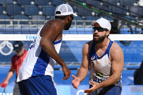 A dupla de vôlei de praia brasileira, Bruno Schmdt e Evandro vencem os marroquinos Abicha e Elgraoui em Shiozake Park, Tóquio por Vitor Jubini